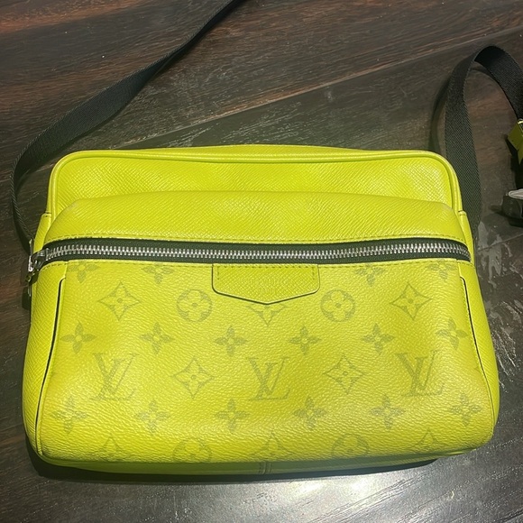 RESERVED FOR BUYER GIVEAWAY LOUIS VUITTON EUC Taigarama Neon Yellow MSNGR Bag - Picture 4 of 17